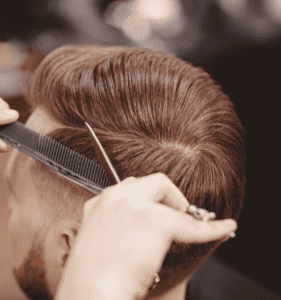 Mann beim Friseur Haare schneiden