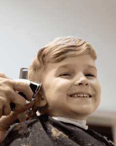 kind beim Friseur